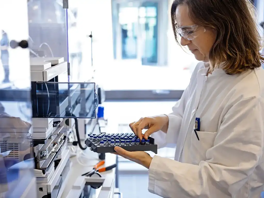 Dos especialistas de la farmacéutica danesa Lundbeck trabajando en un laboratorio, representando el entorno de alta especialidad para el cual Social Black desarrolla estrategias digitales.